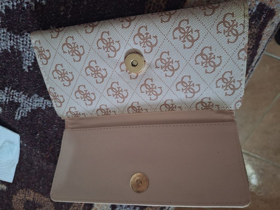 Portofel GUESS . Este nou culoarea este roz
