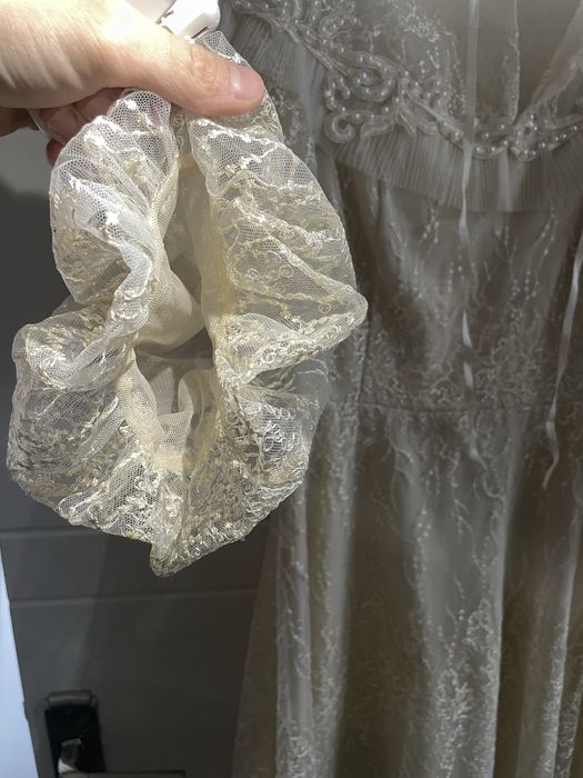 Бежевое нарядное платье