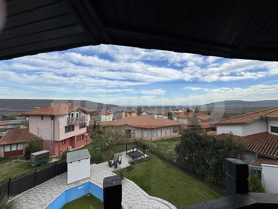 Просторна къща с басейн в село Рогачево