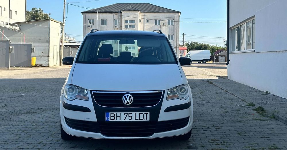 VOLKSWAGEN Touran 0 — imagine 3