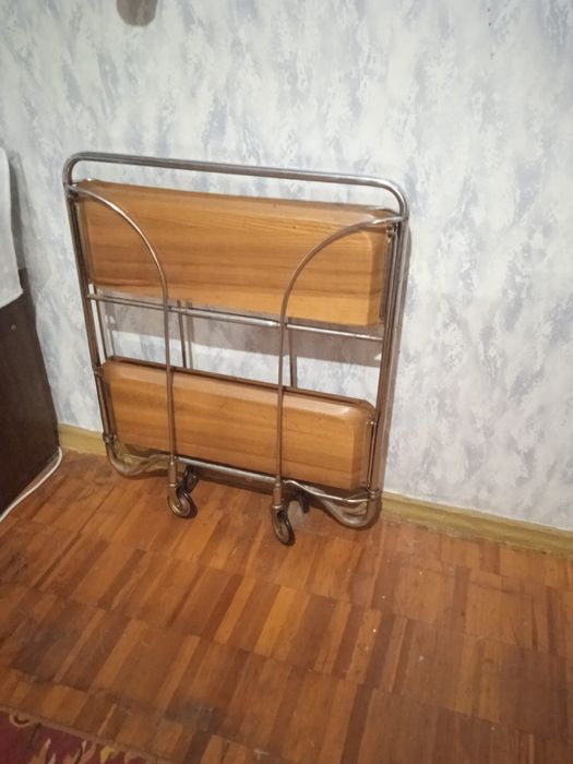 Продам столик сервированный складной на колесах.
