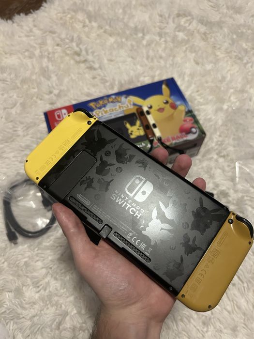 Nintendo Switch V1 – Ediție Pokémon Let’s Go Pikachu/Eevee (complet)
