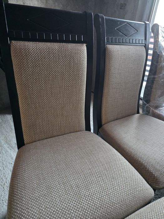 Vand scaune. 170 lei buc. Din lemn masiv.