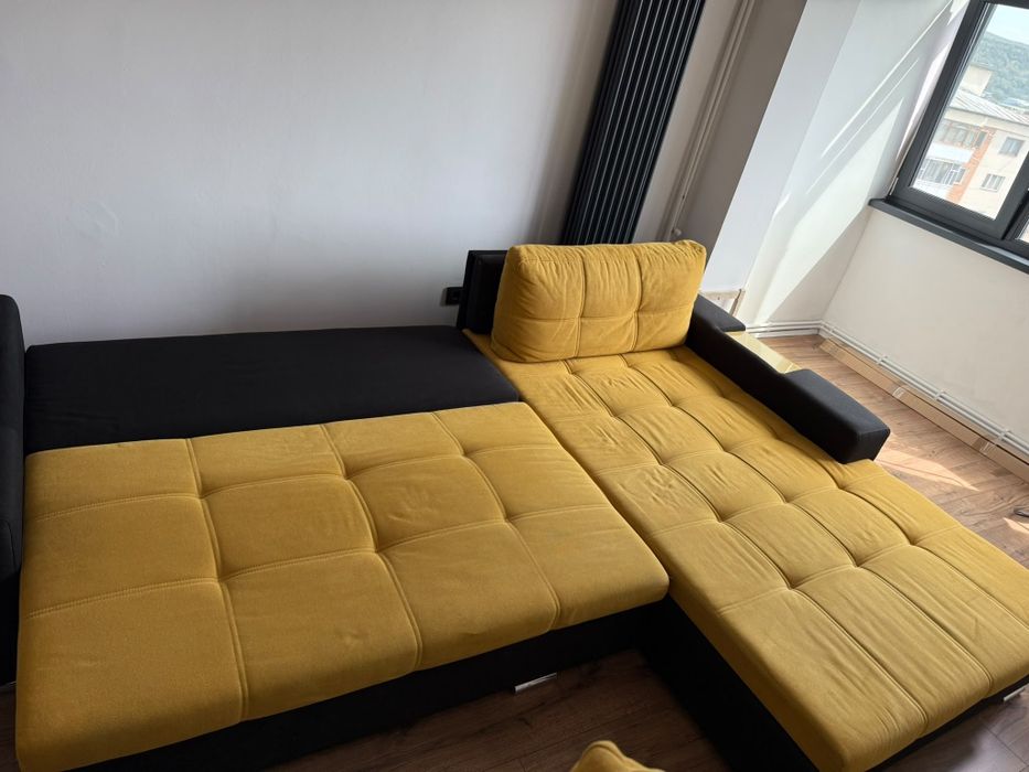 Canapeaua extensibile , cu ladă de depozitare,foarte puțin folosită este in stare perfectă. Lungimea 3 metri, lățimea 1 metru 
Lungime șezlong  2,10