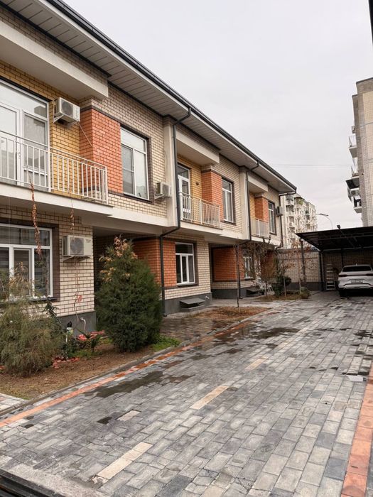 Mirabod rayonda 2 etajli kotej srochna sotiladi 24/7 qorovul hizmati