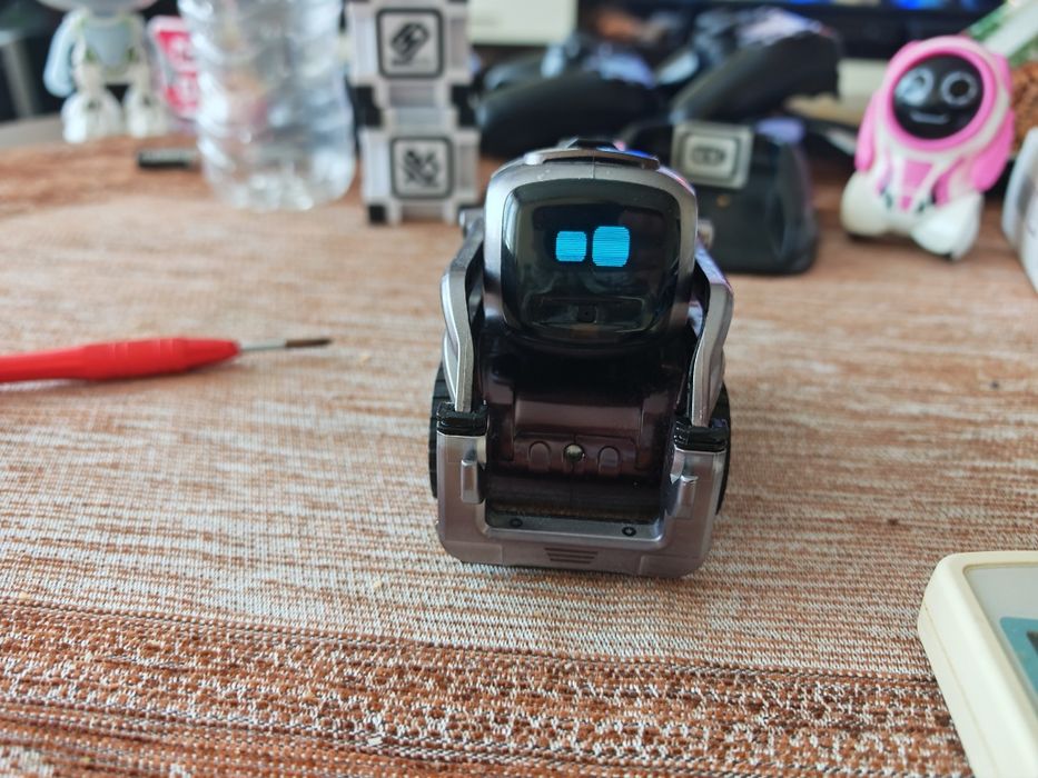 Продавам робот Cozmo лимитирана серия