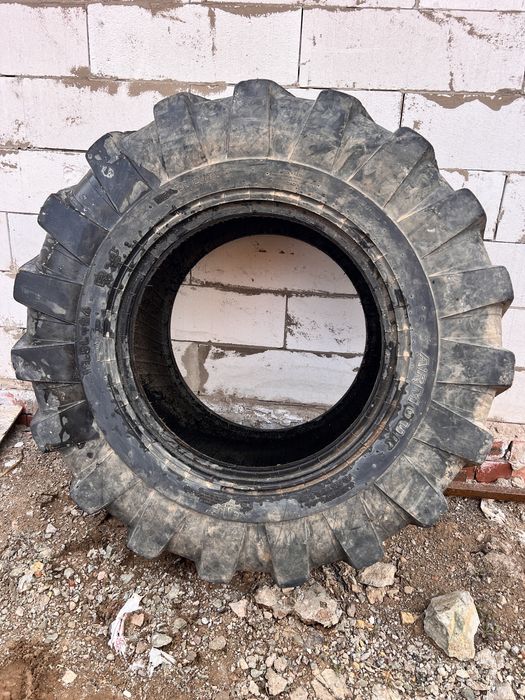 Продам шины на экскаватор петушок 19,5L-24. Одна штука.