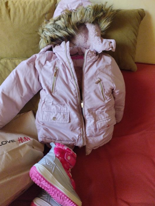 Топли апрески и зимно яке момиче