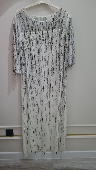 Платья всего один раз одевала