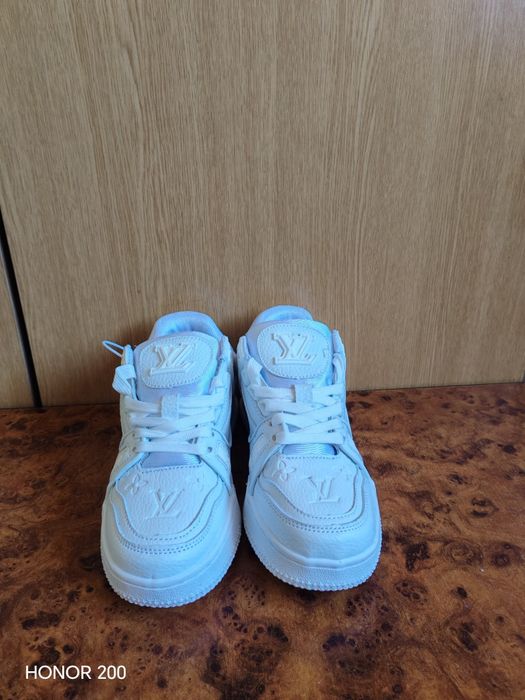 Adidași de vânzare
