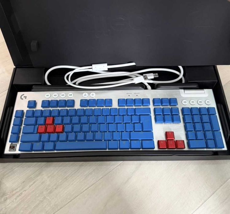 Клавиатура Logitech G815 + цял пакет бели резервни клавиши