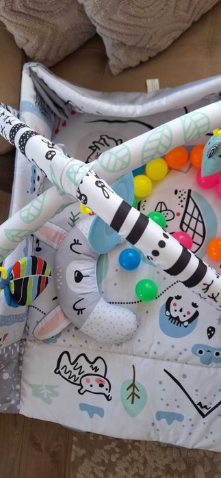 Капитониран елек за момиче. 12-18 м. Сваляща се качулка. Запазен. HM.