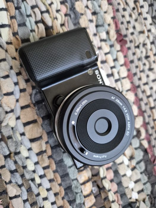 Pancake обектив Viltrox 28mm F4.5