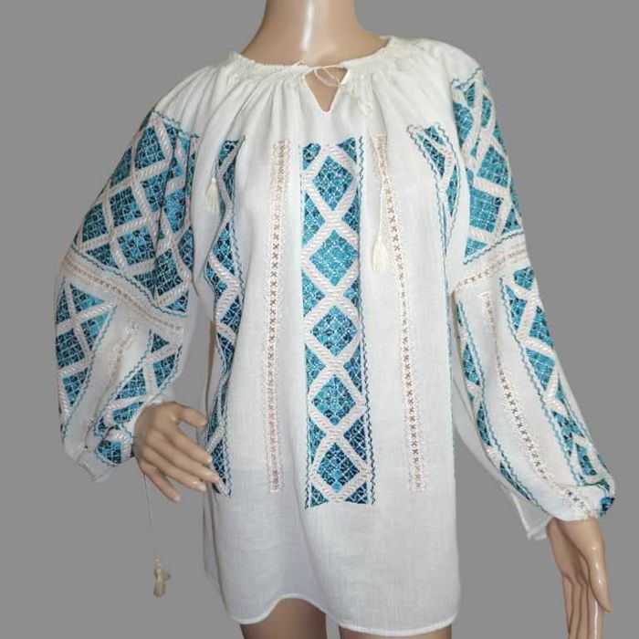 Ie traditionala lucrata manual cu matase turcoaz pe panza fina crem