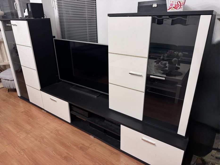 Секция с декорация камъчета
