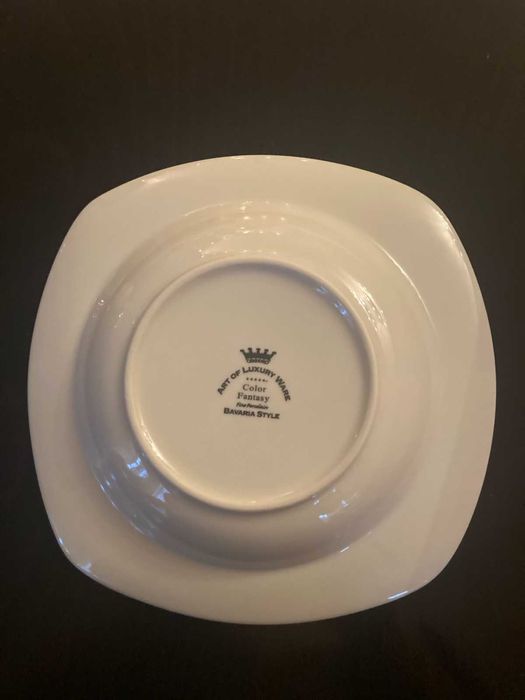 Продавам дълбоки порцеланови чинии