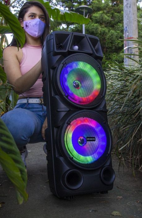 Музыкальный центр. Колонка музыкальная.