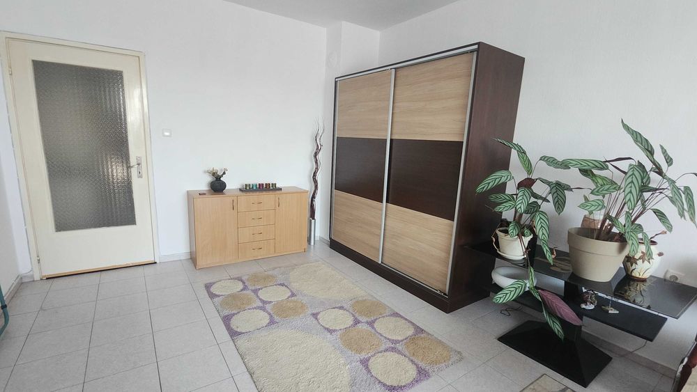 Продава двустаен апартамент в кв. Дружба 1
