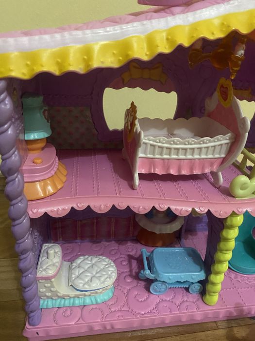 Продам кукольный домик с мебелью