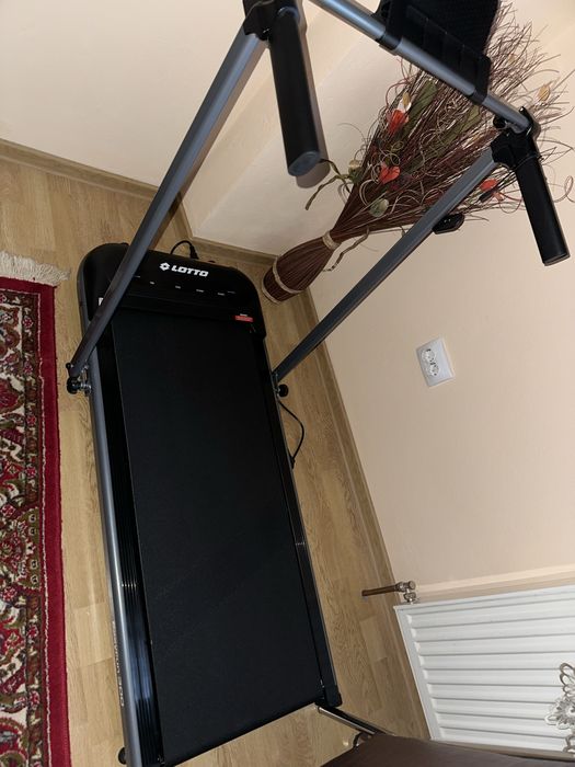 Vand banda de alergat aproape noua