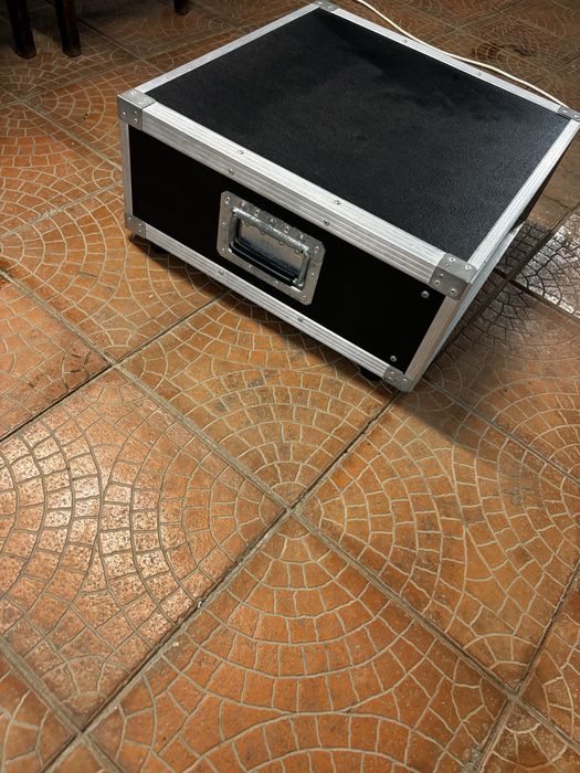 Vand Case pentru amplficator cu tot cu Prelungitor !!