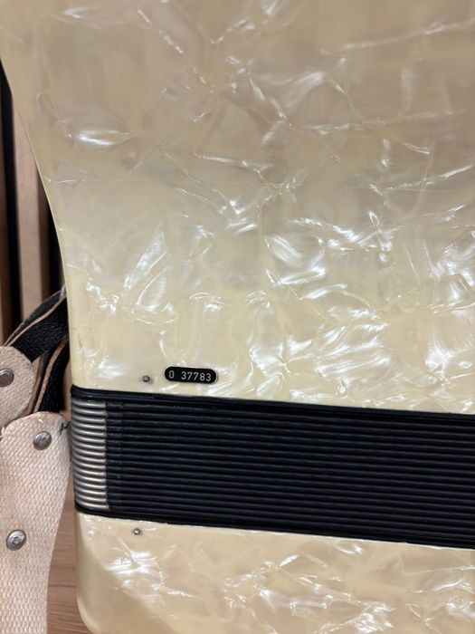 Acordeon Weltmeister cu 32 de basi