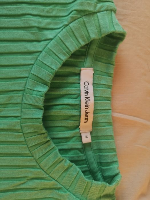 Calvin Klein зелена тениска с леки следи от употреба