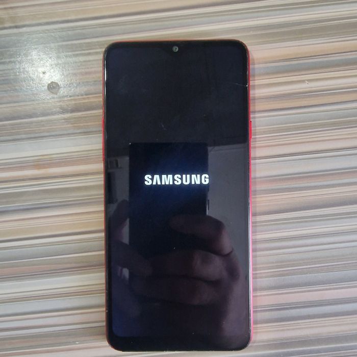 Продам Samsung galaxy A20s.