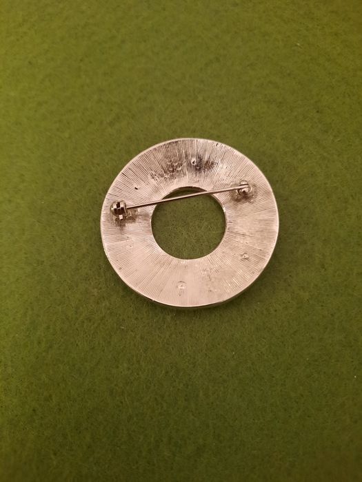 Deosebita brosa cu pietre semiprețioase