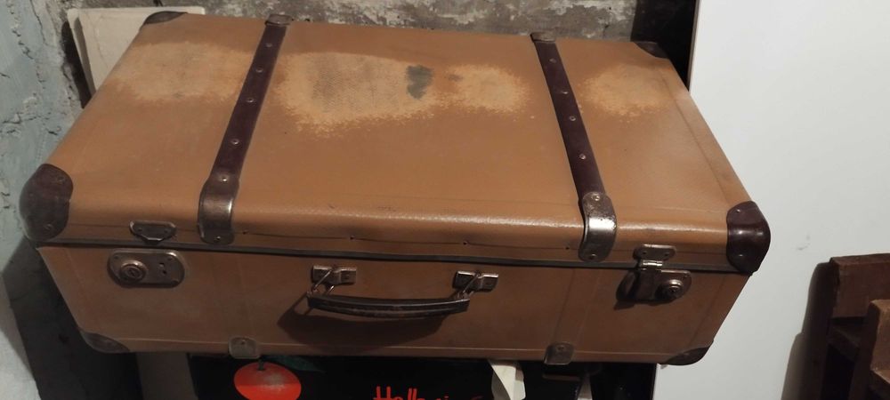 Ретро куфар и затварачка за буркани