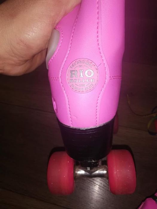 Розови кънки със светещо сърце