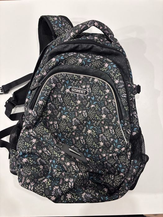 Продавам ученическа раница