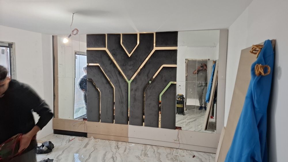 Pat tapițat cu oglinzi