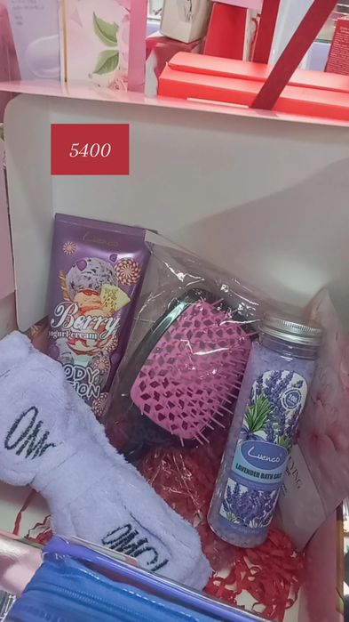 Подарки, боксы на 8 марта