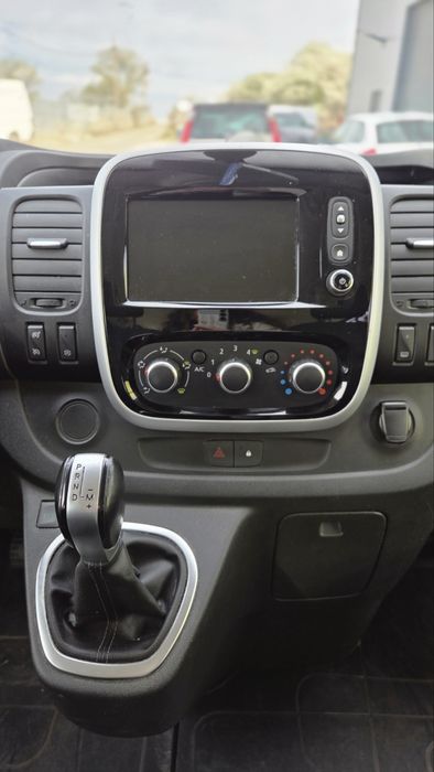 Пътнически бус под наем Автоматик 8 Местен Дълга база  Цена от 59.99€