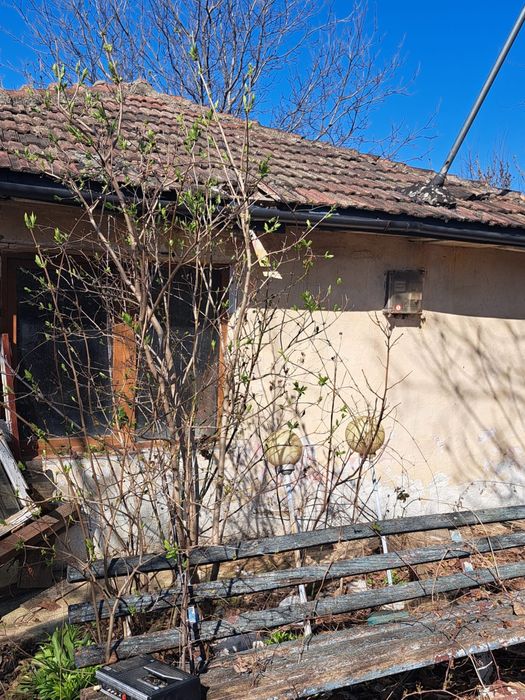 Vand in Bucium casa batraneasca intabulata dar  nefolosibila si 640 mp teren