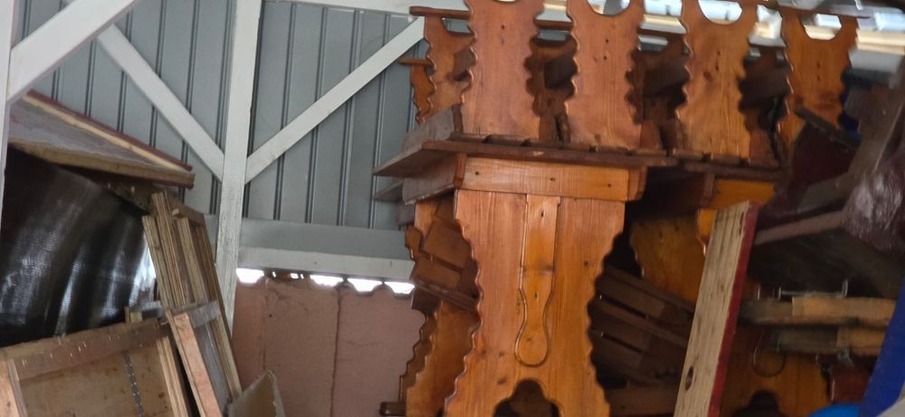 Vand mese de lemn la set cu 2 canapele