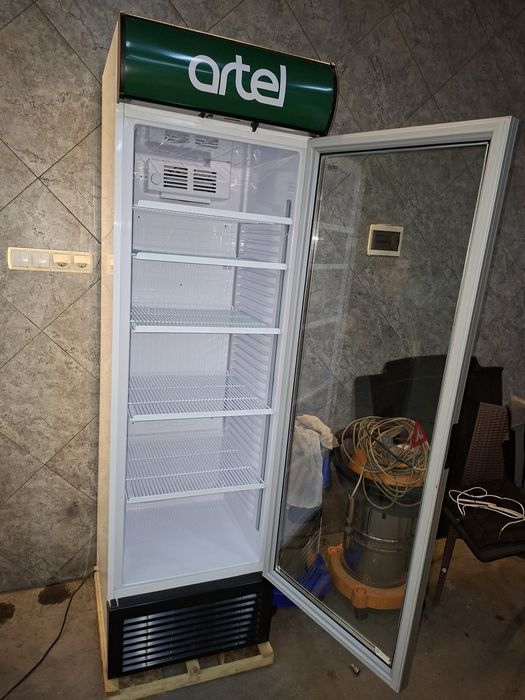 Срочно продам ветринний холодильник артель  новый гарантия 3 года есть