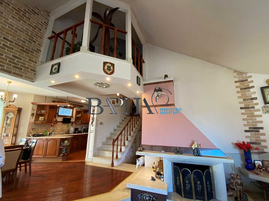 Обзаведена триетажна къща във Виница