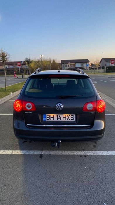 Vând Volskwagen Passat maro, motor diesel 1,9Tdi,an fabricație 2006 sau schimb cu autoturism pe benzina. Preț 2300  euro  , negociabil