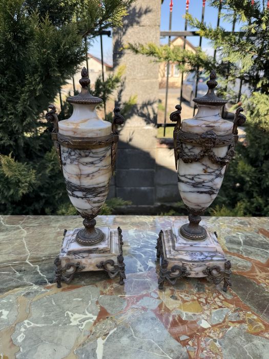 Doua vaze din marmura cu elemente bronz