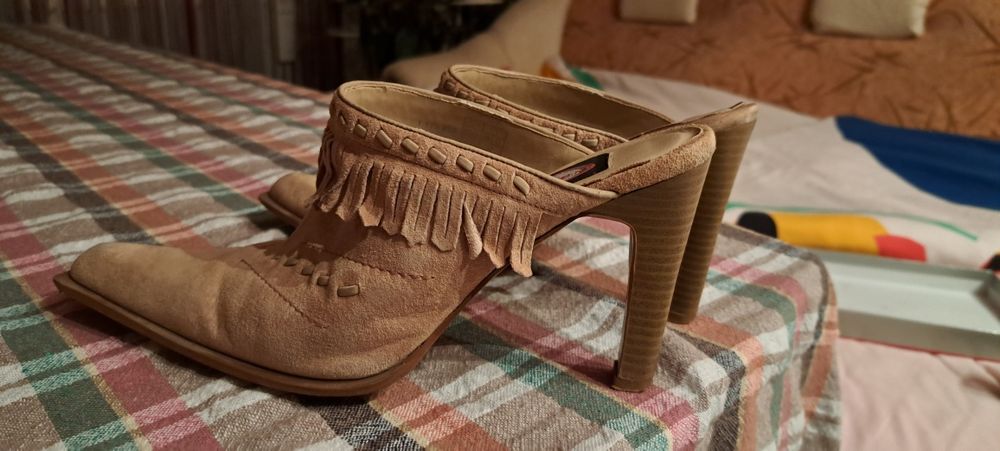 Чехли от естествена кожа