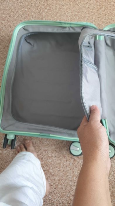 Чемодан хороший , цвет приятный