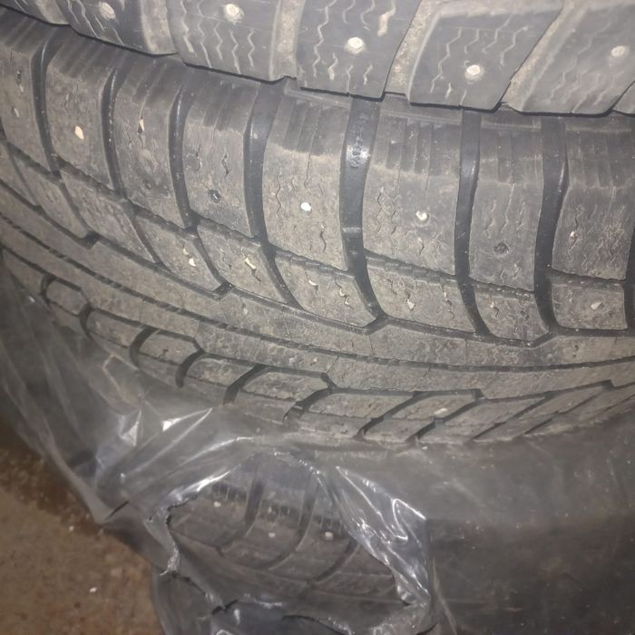 Продам шины зимние шипованные.
