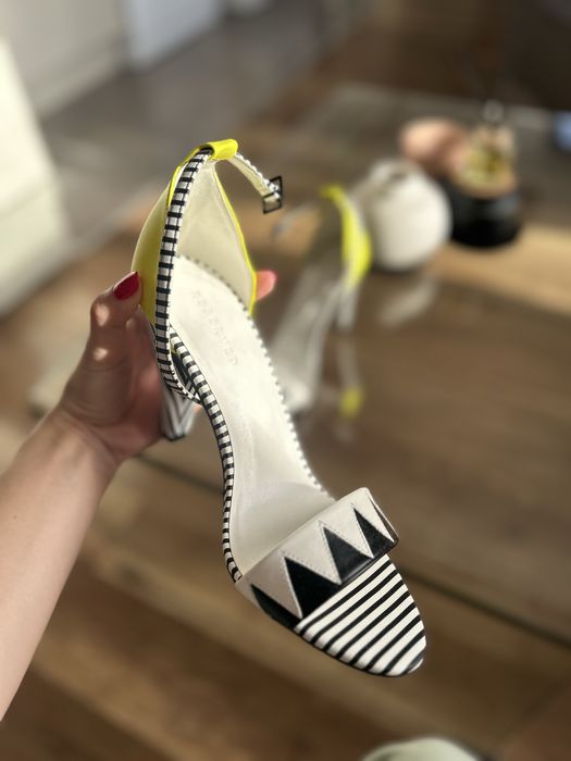 Сандали на висок ток