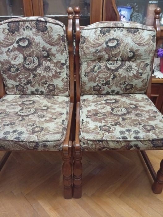 Fotolii, candelabru și scaune de vânzare