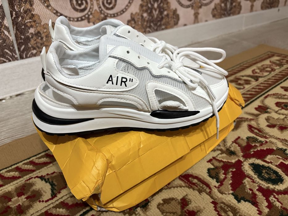 Продам кроссовки новые