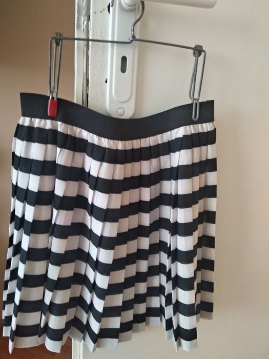 Къса дамска пола солей