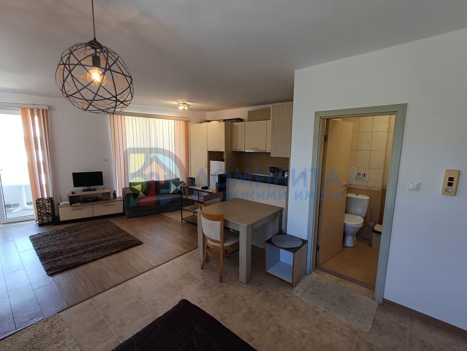 Просторен еднообемен апартамент на морския бряг.