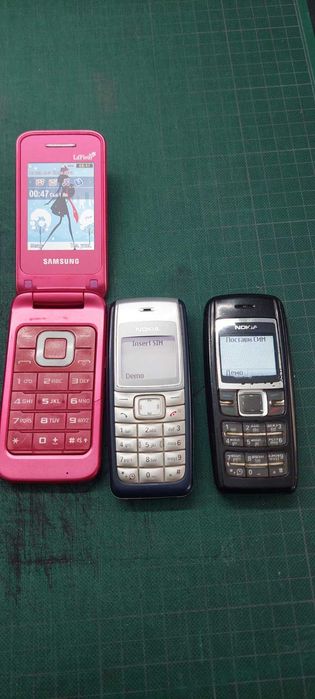 3 стари телефона – Samsung + 2 Nokia + зарядни